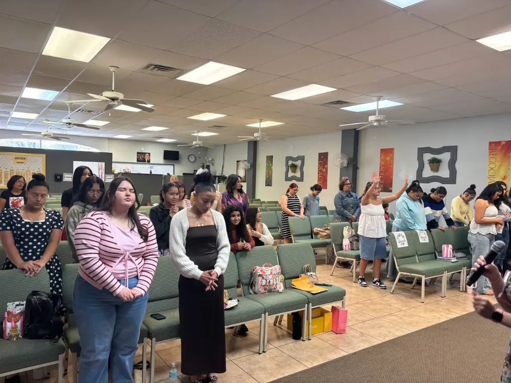 Ejemplo de moda modesta y elegante para jóvenes que buscan vestir con propósito.